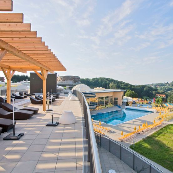 Bild enthält, Housing, Porch, Patio, Pool, Water, Swimming Pool, Outdoors, Hotel, Pergola, Resort