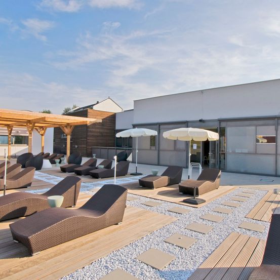 Bild enthält, Indoors, Interior Design, Furniture, Chair, Terrace, Building, Housing, Porch, Foyer, Lounge