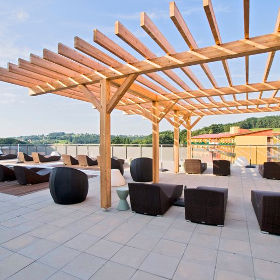 Bild enthält, House, Housing, Porch, Patio, Furniture, Indoors, Lounge, Pergola, Interior Design, Couch