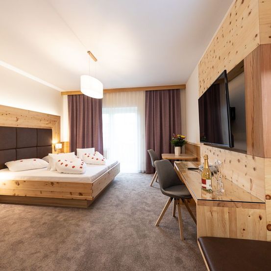 Bild enthält, Indoors, Interior Design, Home Decor, Wood Panels, Chair, Furniture, Bed, Bedroom, Room