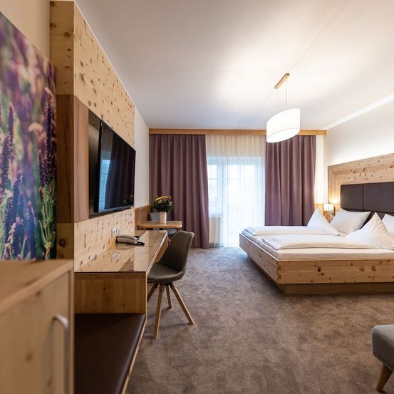 Bild enthält, Indoors, Interior Design, Bed, Bedroom, Dorm Room, Furniture, Room, Home Decor, Chair