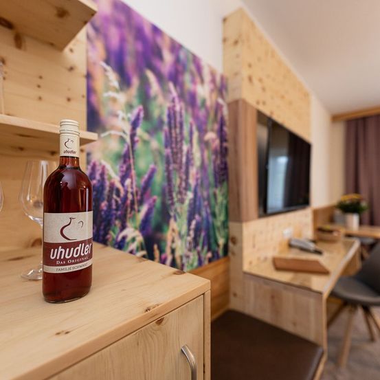 Bild enthält, Indoors, Interior Design, Plywood, Wood, Glass, Furniture, Table, Dining Table, Bottle, Liquor