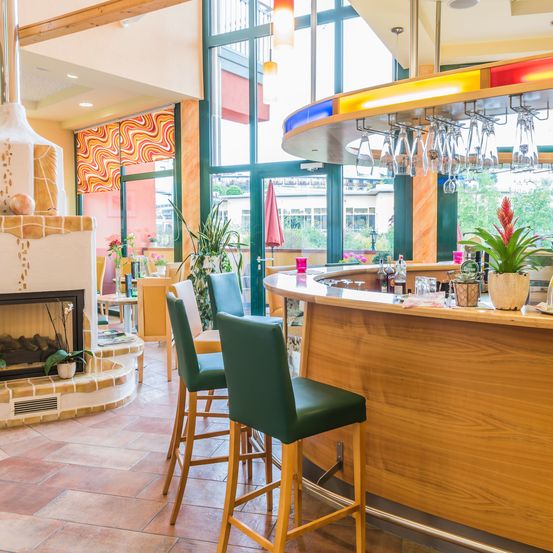 Bild enthält, Indoors, Interior Design, Fireplace, Floor, Flooring, Restaurant, Building, Dining Table, Table, Chair