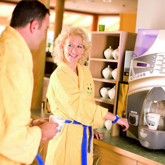 Bild enthält, Adult, Female, Person, Woman, Shelf, Male, Man, Face, Interior Design, Device