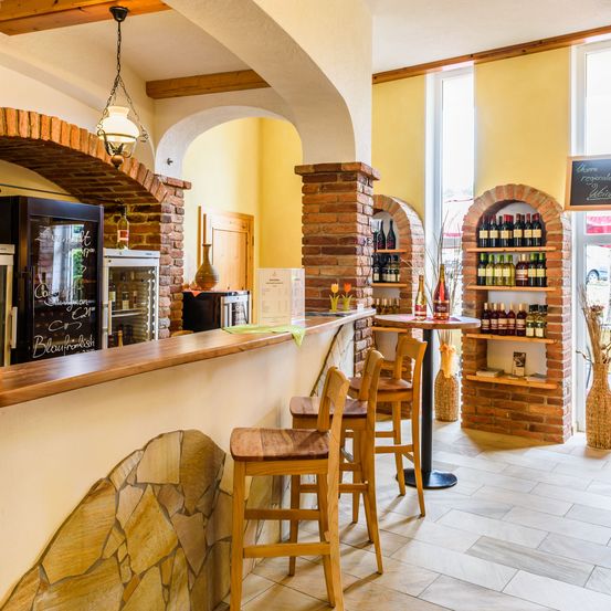 Bild enthält, Alcohol, Beverage, Liquor, Wine, Floor, Indoors, Interior Design, Wine Cellar, Building, Chair