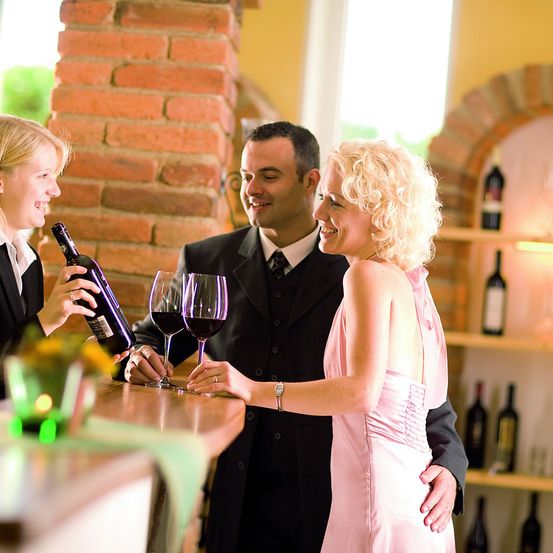 Bild enthält, Person, Beverage, Alcohol, Formal Wear, Suit, Tie, Bottle, Shaker, Face, Outdoors