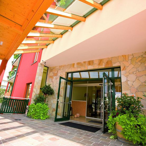 Bild enthält, Interior Design, House, Housing, Villa, Door, Porch, Plant, Portico, Floor, Patio