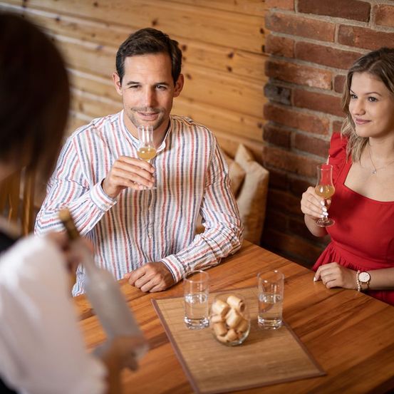 Bild enthält, Adult, Male, Man, Person, Dating, Romantic, Female, Woman, Party, Head