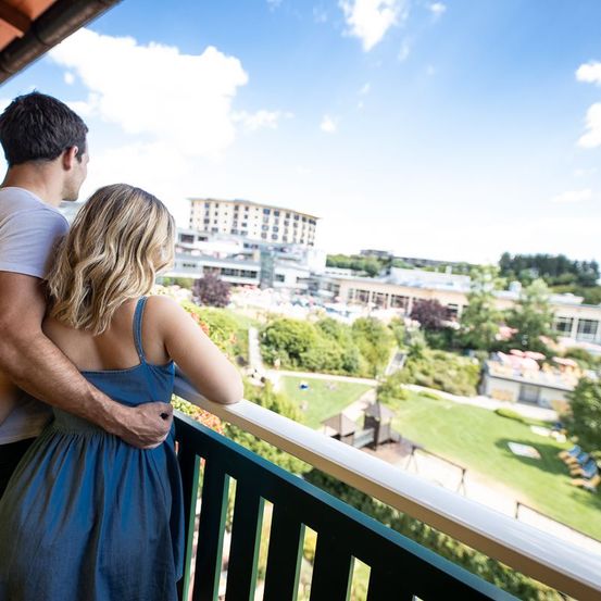 Bild enthält, Balcony, Adult, Female, Person, Woman, Male, Man, Photography, Portrait, City