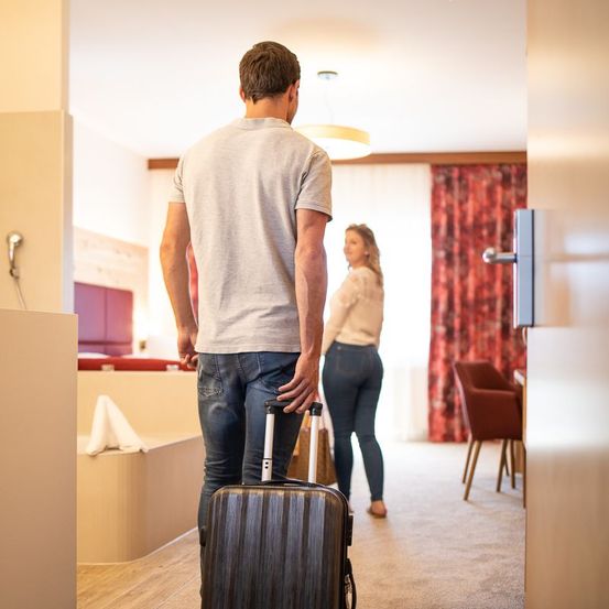 Bild enthält, Baggage, Jeans, Pants, Adult, Male, Man, Person, Female, Woman, Face