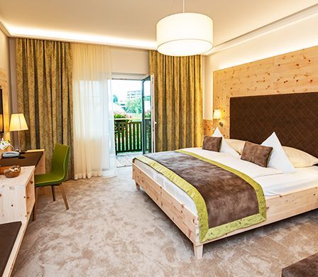 Bild enthält, Indoors, Interior Design, Home Decor, Lamp, Bed, Bedroom, Furniture, Room, Cushion, Chair