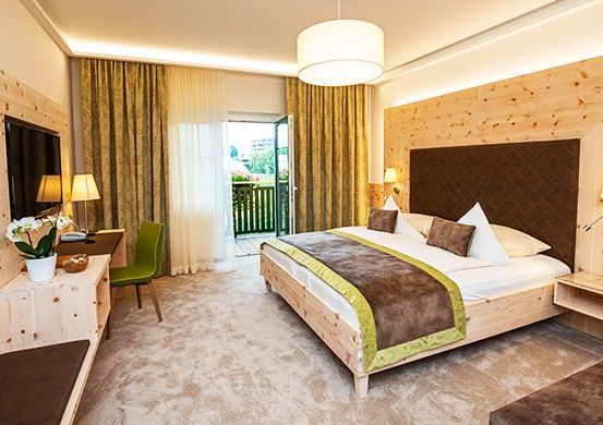 Bild enthält, Indoors, Interior Design, Home Decor, Lamp, Bed, Bedroom, Furniture, Room, Cushion, Chair