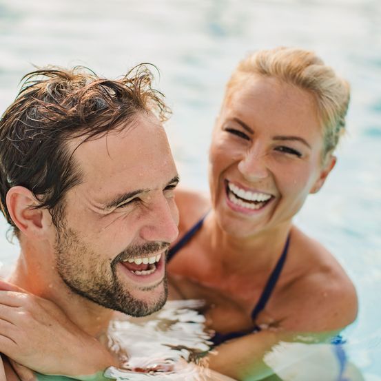 Bild enthält, Face, Happy, Head, Laughing, Person, Smile, Adult, Male, Man