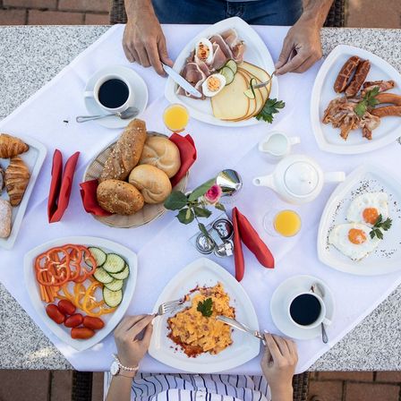 Bild enthält, Brunch, Food, Coffee, Coffee Cup, Egg, Person, Food Presentation, Plate, Knife, Weapon