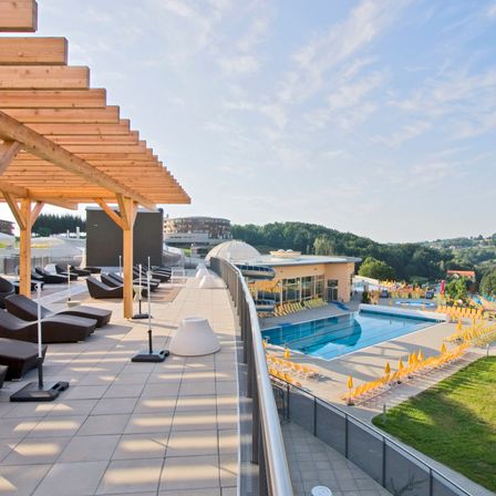 Bild enthält, Housing, Porch, Patio, Pool, Water, Swimming Pool, Outdoors, Hotel, Pergola, Resort