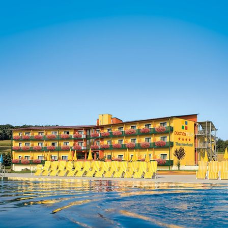 Bild enthält, Building, Hotel, Resort, Water, Waterfront, City, Scenery, Urban, Swimming Pool, Cityscape