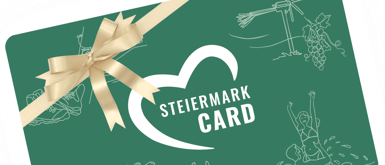 Eine grüne Karte mit einer goldenen Schleife, die das Steiermark Card-Logo in Herzform zeigt. Es enthält Zeichnungen eines Windrads, Trauben, eines Bootes und einer schwimmenden Person.