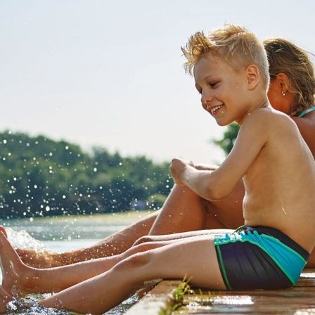 Bild enthält, Swimwear, Shorts, Person, Summer, Swimming, Water, Beach, Sitting, Portrait, Barefoot