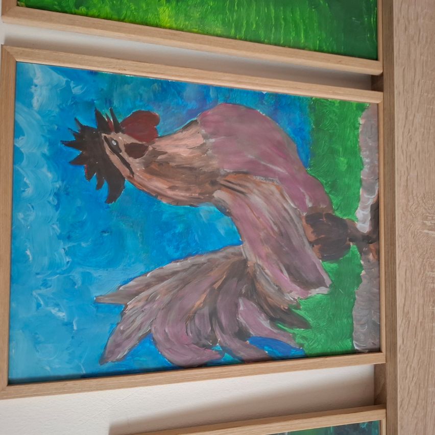 Eine abstrakte Malerei eines Hahns in Bewegung, in Lila, Rosa und Blau auf hellblauem Hintergrund gemalt, in einem Holzrahmen gefasst.