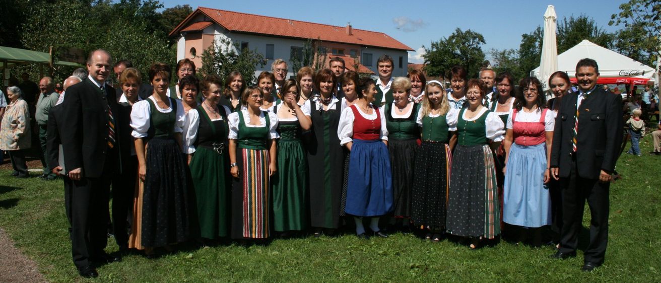 Bild enthält, People, Person, Formal Wear, Dress, Adult, Male, Man, Suit, Fashion, Groupshot