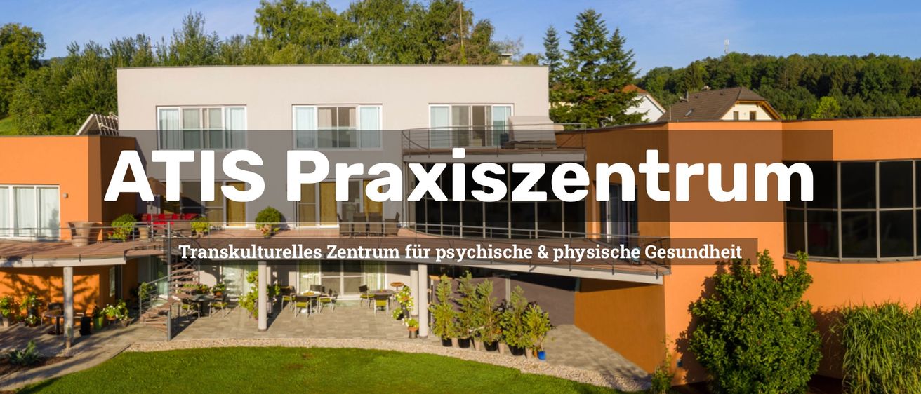 Ein Bild einer modernen Arztpraxis mit einer Terrasse, umgeben von Grün und klarem Himmel. Der Text darüber lautet 'Praxiszentrum'.