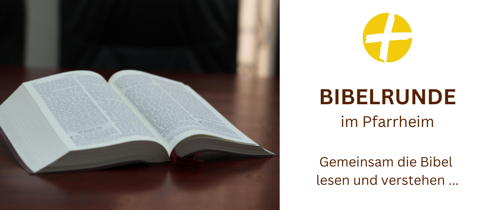 Ein offenes Buch auf einem Holztisch mit dem Text 'Bibelrunde im Pfarrheim'. Das Buch ist geöffnet, was auf eine Studiensitzung hindeutet. Die Umgebung scheint eine Kirche oder ein religiöses Zentrum zu sein.