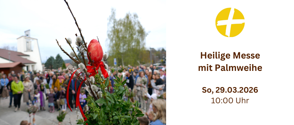 Ein rotes Osterei mit einem roten Band schmückt eine Pflanze an einem sonnigen Tag. Eine Menschenmenge versammelt sich für eine Heilige Messe mit Palmsonntag am 29.03.2026 um 10:00 Uhr.