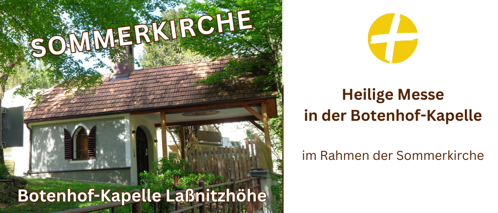 Eine kleine Kapelle mit braunem Dach und weißen Wänden, umgeben von Grün, verfügt über einen Holzzaun und ein Logo auf der rechten Seite.