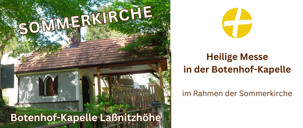 Eine kleine Kapelle mit braunem Dach und weißen Wänden, umgeben von Grün, verfügt über einen Holzzaun und ein Logo auf der rechten Seite.