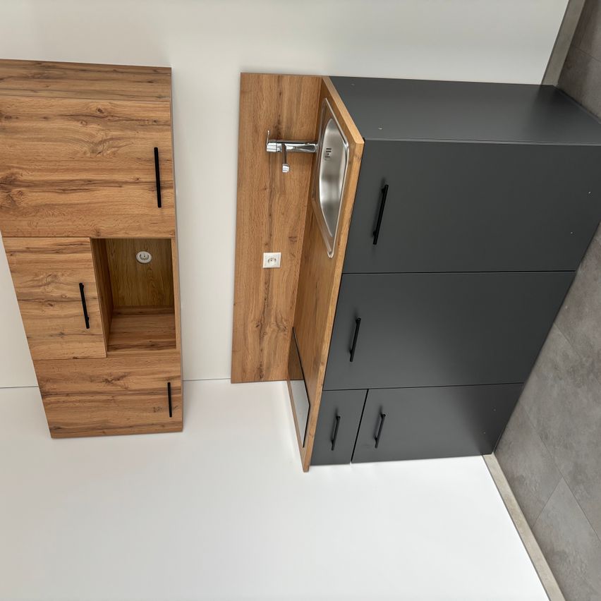 Küchenzeile mit Kühlschrank und Herd mit 2 Herdplatten