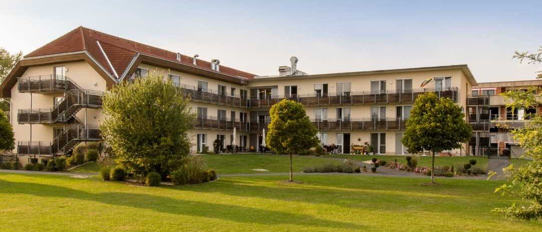 Bild enthält, Grass, Lawn, Building, Campus, Neighborhood, Villa, Hotel, City, Park, Resort