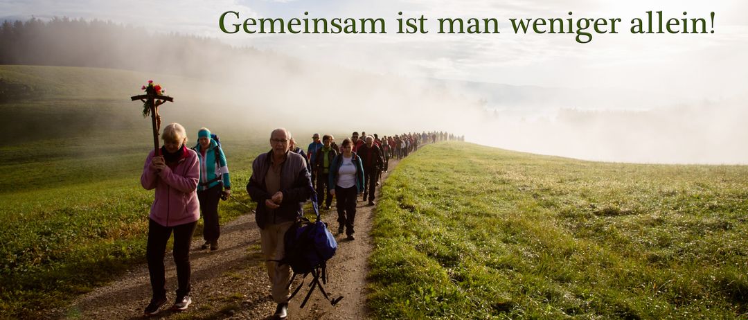 Eine Gruppe von Menschen, die auf einem Pfad in einem grasigen Feld gehen, einige mit Rucksäcken. Das Bild enthält einen Textüberlagerung mit einer Einladung zu einem Spaziergang zum Schloss Kollegg am 12. September 2026.