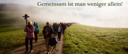 Eine Gruppe von Menschen, die auf einem Pfad in einem grasigen Feld gehen, einige mit Rucksäcken. Das Bild enthält einen Textüberlagerung mit einer Einladung zu einem Spaziergang zum Schloss Kollegg am 12. September 2026.