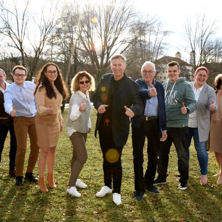 Bild enthält, People, Person, Pants, Grass, Adult, Male, Man, Coat, Groupshot, Jeans