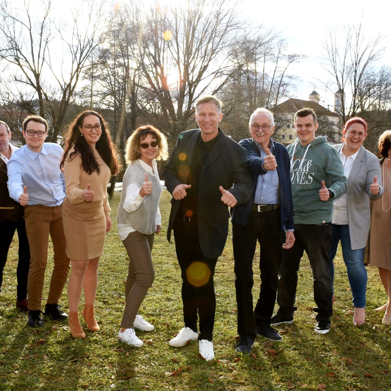 Bild enthält, People, Person, Pants, Grass, Adult, Male, Man, Coat, Groupshot, Jeans