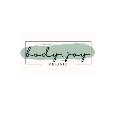 Ein Logo für Body Joy mit einem grünen und weißen Farbschema, bei dem 'body joy' in einer fließenden Schriftart über 'melanie' geschrieben ist.