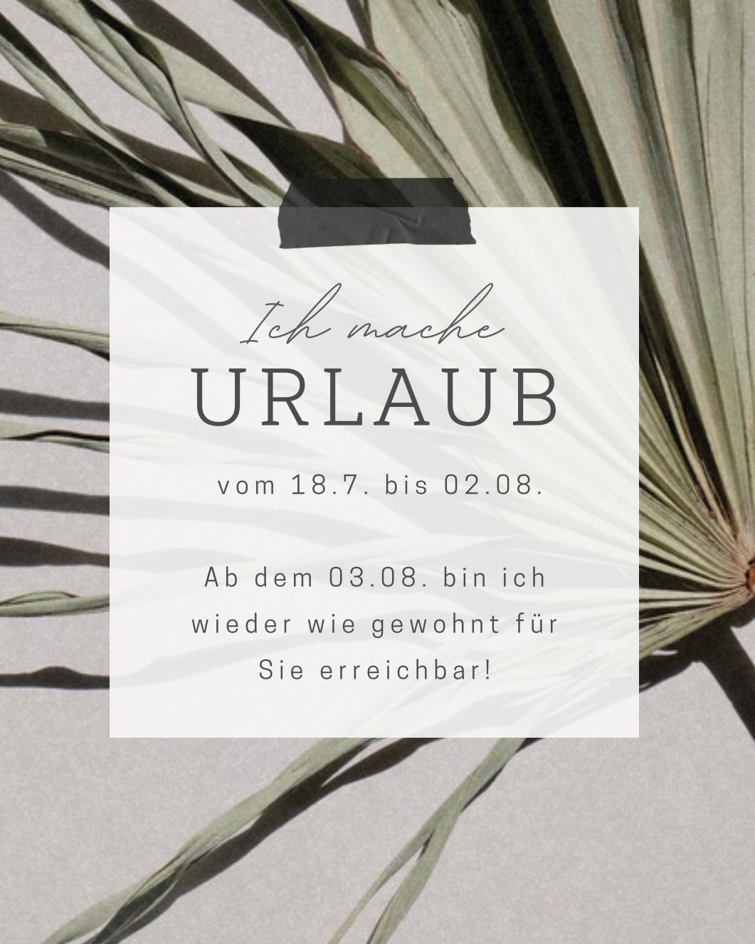 Eine weiße Karte mit Palmblatthintergrund kündigt einen Urlaub vom 18. Juli bis 2. August an. Sie ist am 3. August zurück.