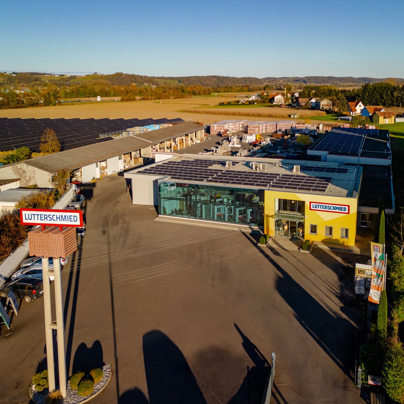 Bild enthält, Outdoors, Architecture, Building, Airport, Aerial View, Machine, Wheel, Road