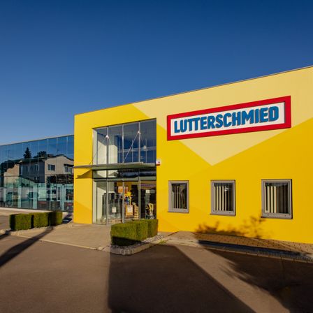 Bild enthält, Architecture, Building, Office Building, Road, Tarmac, City, Urban, Neighborhood