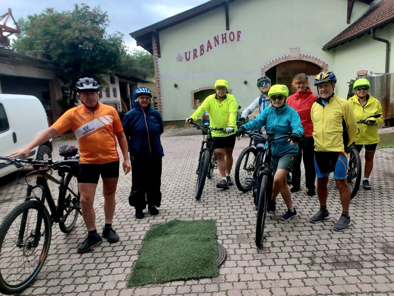 Radfahrer vor dem Urbanhof in Österreich mit Fahrrädern