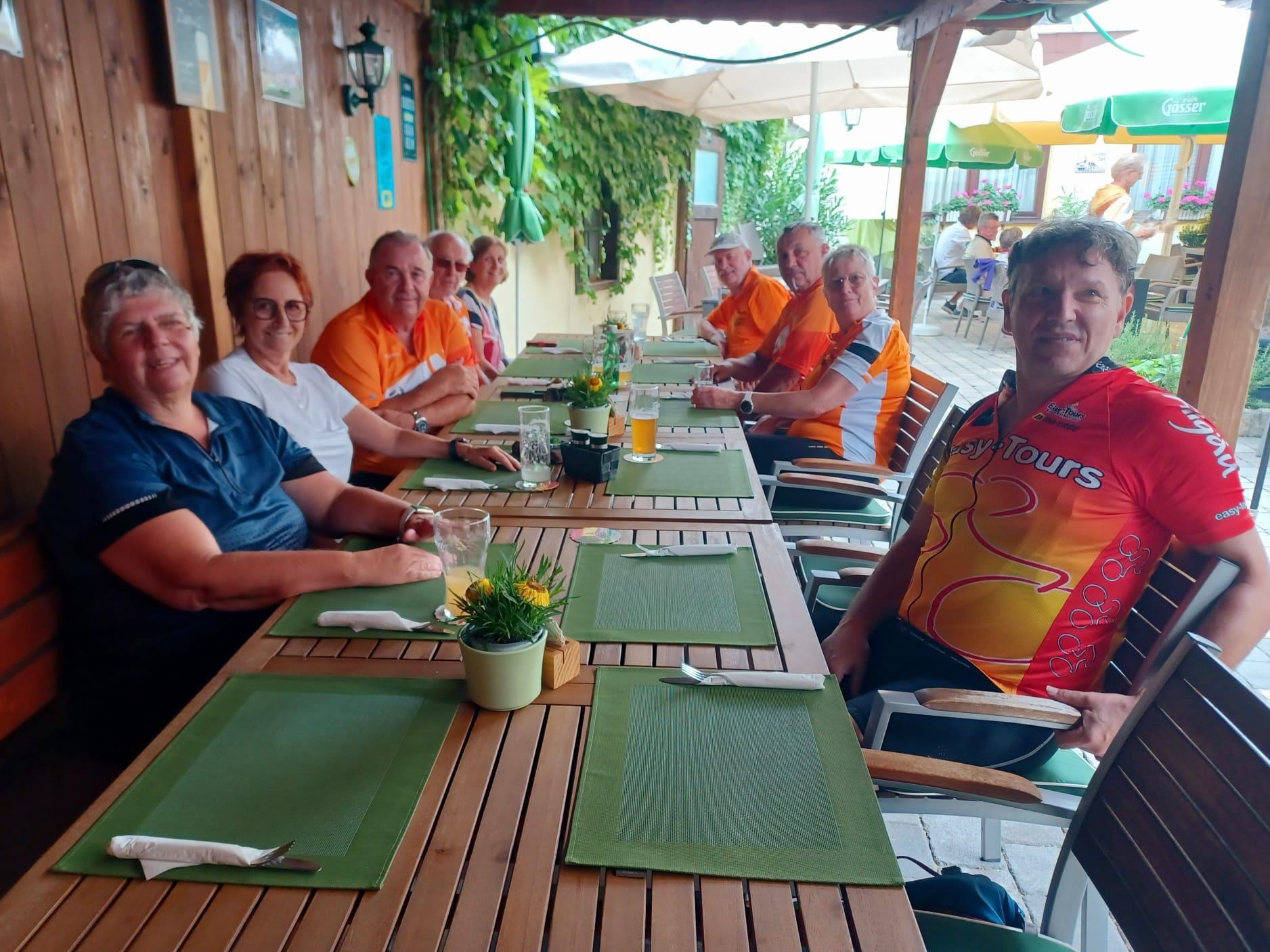 Gruppe von Radfahrern sitzt in einem Gasthaus in Österreich