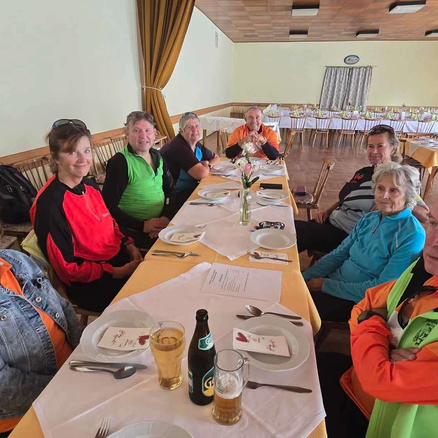 Gruppe sitzt an einem Tisch in einem Gasthaus in Österreich