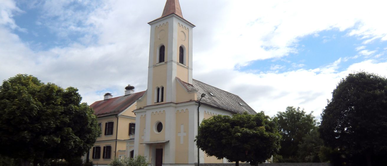 Bild enthält, Architecture, Building, Spire, Tower, Clock Tower, Monastery, Arch, Gothic Arch, Grass, Tree
