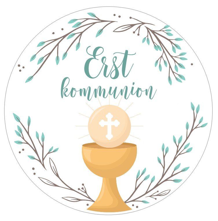 Ein kreisförmiges Design zeigt einen goldenen Kelch mit einer kreuzbesetzten Kugel darüber, umgeben von grünen Blättern. Der Text 'Erst Kommunion' ist oben in Blau angebracht.