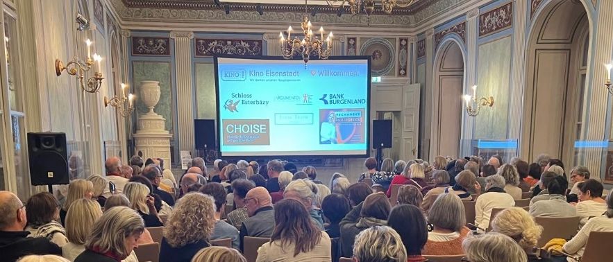 Bild enthält, People, Person, Adult, Female, Woman, Indoors, Crowd, Building, Classroom, Hall