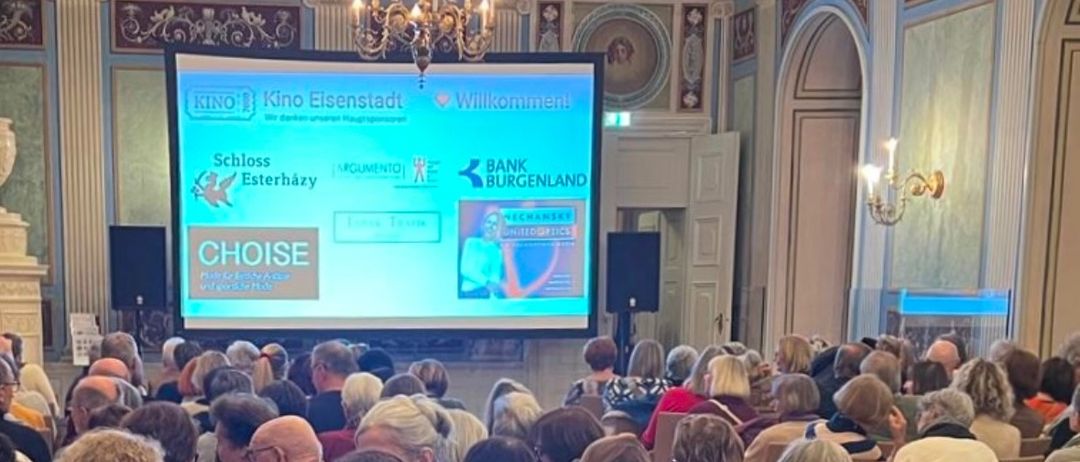 Bild enthält, People, Person, Adult, Female, Woman, Crowd, Indoors, Classroom, Lecture, Man