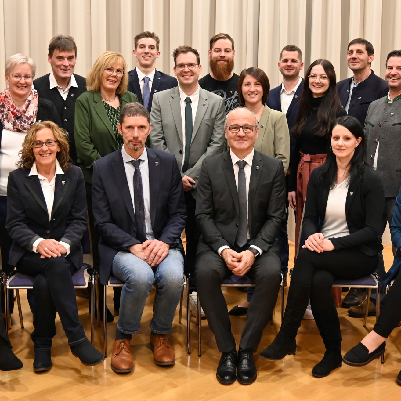 Bild enthält, Groupshot, Person, Adult, Female, Woman, Male, Man, Suit, High Heel, Shoe