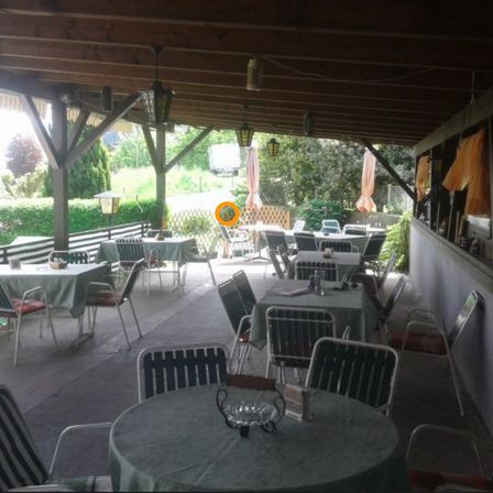 Bild enthält, Indoors, Restaurant, Dining Table, Furniture, Table, Chair, Cafe, Building, Cafeteria, Lounge