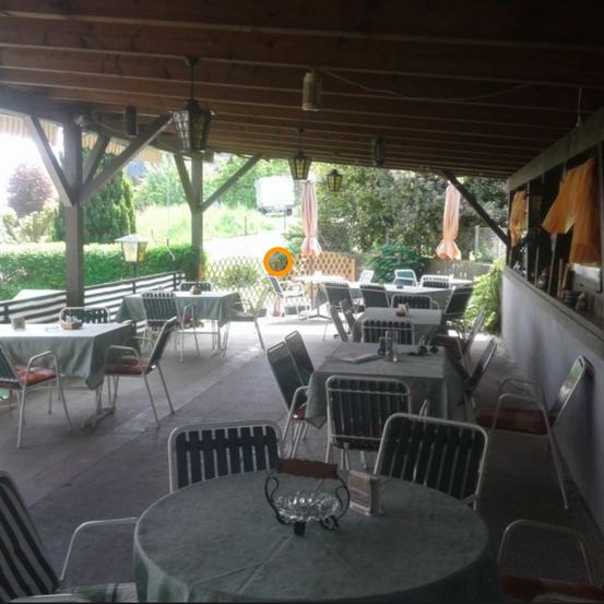 Bild enthält, Indoors, Restaurant, Dining Table, Furniture, Table, Chair, Cafe, Building, Cafeteria, Lounge