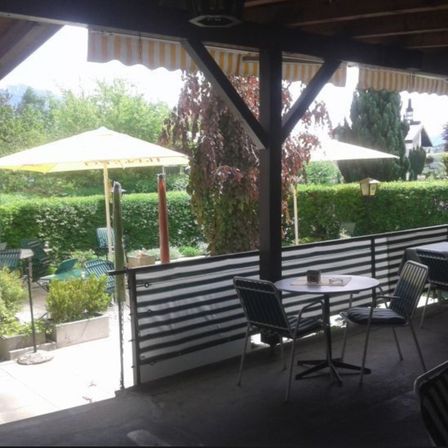 Bild enthält, Chair, Building, Housing, Patio, Terrace, Interior Design, Backyard, Outdoors, Garden, Porch